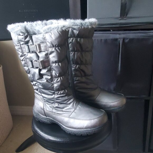Women's Metallic Silver TOTES Bunny Quilted Puffer Snow Boots Size 8 M Like New - Picture 8 of 8